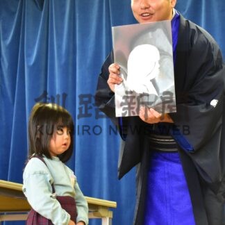 園児に切り絵披露　林家楽三郎さん 初の根室凱旋【根室】(2025-06-18)