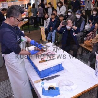 トキシラズ 買い物客にＰＲ　和商市場で６年ぶり「ときまつり」【釧路市】(2025-06-17)