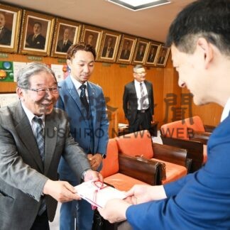 ゆうやけＬＣ、釧路市に１０万円相当の図書寄贈【釧路市】(2025-07-02)