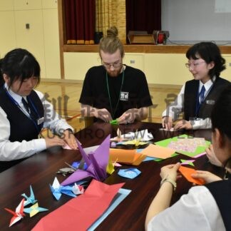 折り紙やモルック楽しむ　鶴居中生と高専留学生、模擬議会の案採用【鶴居村】(2025-07-04)