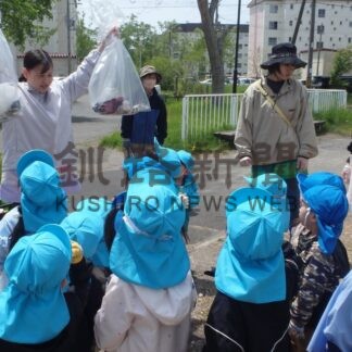 園児ら公園きれいに　美原つくし幼稚園、地域住民と【釧路市】(2025-07-05)