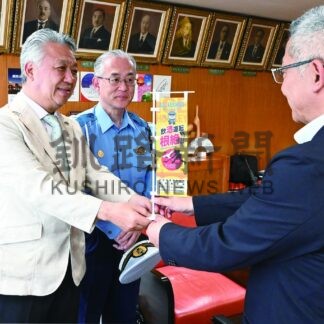 飲酒運転根絶に利用を　三ツ星レストランシステム、市にミニのぼり寄贈【釧路市】(2025-07-06)