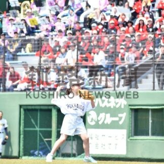 白球追い 応援熱く　高校野球北大会釧根支部予選_2(2025-07-07)