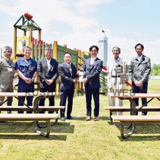 ベンチでゆっくり休んで　標津建設業協会、町に２台寄贈【標津町】(2025-07-10)