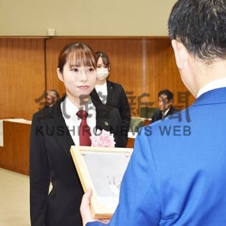 優良勤労者たたえる釧路　４人と１事業所表彰【釧路市】(2025-07-11)