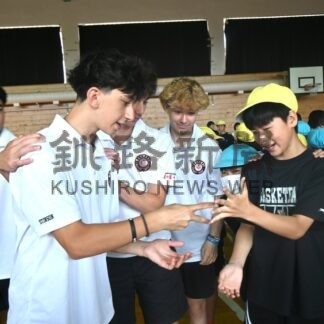 愛国小の児童らが歓迎　カナダのアイホ選手と交流深める【釧路市】(2025-07-16)