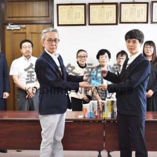 少年鑑別支所に図書２１冊寄贈　保護司会橋北分区【釧路市】(2025-07-17)