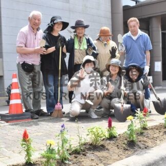 歩道花壇、色とりどりに　湿原シニア大学院生が苗植栽【釧路市】(2025-07-26)