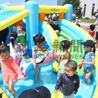 子供ら水遊び満喫　くしろアリーナ、ウォーターアリーナ設置【釧路市】(2025-07-27)