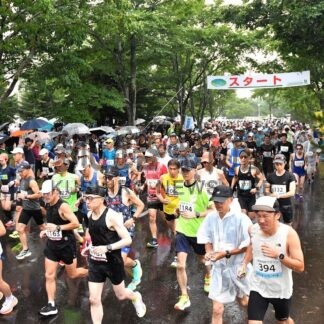 雨の中威勢良く駆ける　釧路湿原マラソン道内外、２５４９人参加【釧路市】(2025-07-28)