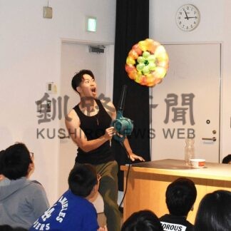 科学の面白さ知って　学校の先生が実験【釧路市】(2025-07-28)