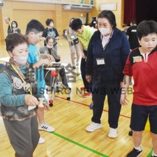 高齢者招き福祉学習　根室市立厚床小中、児童らレクで交流【根室市】(2025-07-30)