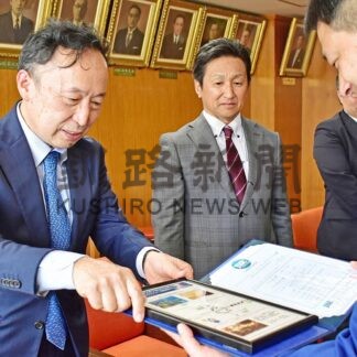 Ｊブルークレジット３㌧分を港まつり会に寄贈　釧路ガス【釧路市】(2025-07-30)