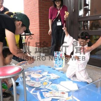 さかなつりゲーム人気　芸術館で夏まつり【釧路市】(2025-08-03)