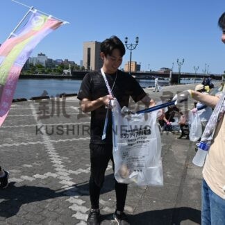 釧路川付近きれいに　会員、大学生ら清掃活動【釧路市】(2025-08-05)