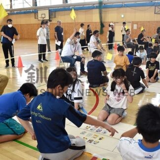われ先に　札取り合う　釧路防犯かるた大会　小学生が熱戦【釧路市】(2025-08-05)