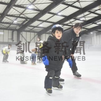リンクに悪戦苦闘　なつのキッズスケート教室　滑ることの楽しさ体感【釧路市】(2025-08-09)