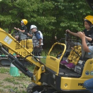 重機体験「とても楽しい」　中標津町建設業協会、子供食堂で展示【中標津町】(2025-08-10)