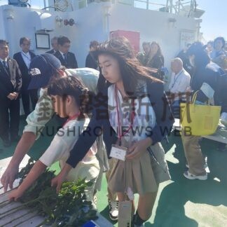 元島民ら先祖思い献花　洋上慰霊第５弾【根室市】(2025-08-13)