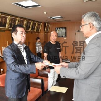 交通遺児のために　アマチュア歌謡連盟、市福祉基金に寄付【釧路市】(2025-08-17)