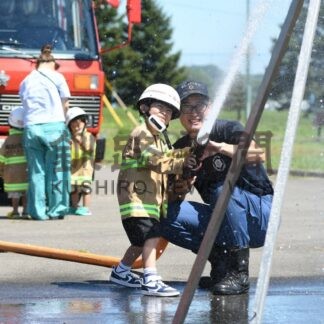 子供ら放水や搭乗体験　釧路市西消防署音別支署で夏まつり【釧路市】(2025-08-17)