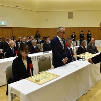 自治貢献賞など１６人表彰　長年地域発展に尽力【根室市】(2025-08-18)