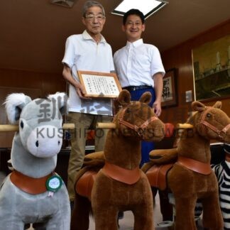 今井さん、市に乗用遊具を寄贈　子供たちのため活用を【釧路市】(2025-08-21)