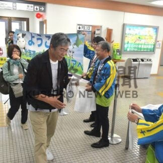 ＦＤＡ２年ぶりに到着　中標津空港、地元関係者ら歓迎【中標津町】(2025-08-24)