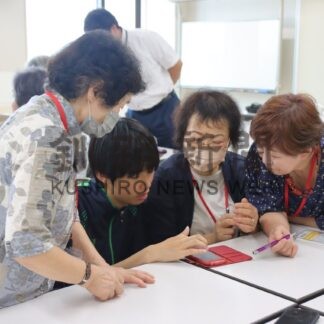 根室高生がスマホ講師に　女性セミナーで指導【根室市】(2025-08-25)