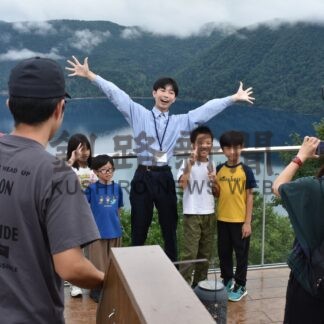 英語でガイド活動　弟子屈高地域みらい留学の山路さん、観光客と交流【弟子屈町】(2025-08-26)