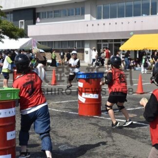 水風船バトルに笑顔　根商青年部「創陽ク」、夏フェスにぎわう【根室市】(2025-08-27)