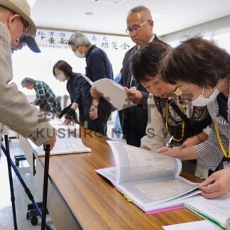 名簿に親族の名前探す　根室で閲覧会最終回【根室市】(2025-08-28)