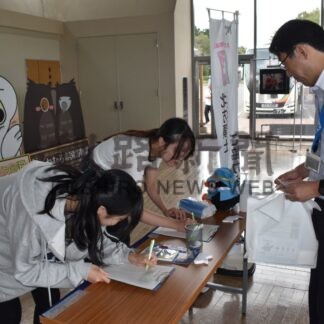 道の駅で街頭啓発・署名活動　北方領土対策根室地域本部【根室市】(2025-08-29)