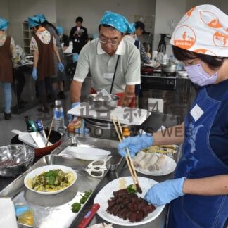 地場産食材を堪能　長期滞在者対象に料理教室【釧路市】(2025-08-30)