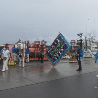 大漁旗で乗客出迎え　クルーズ船にっぽん丸、羅臼寄港【羅臼町】(2025-09-01)