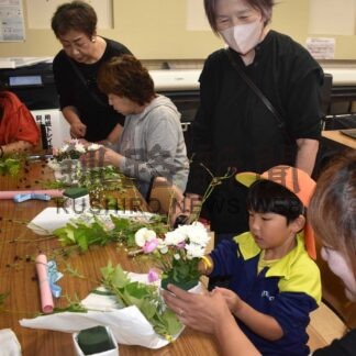 フラワーアレンジ「うまくできた」　食や体験楽しむ　釧路わっと生誕祭【釧路市】(2025-09-01)