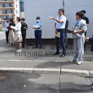 釧路署、死亡事故で現場診断　高齢者の車、街路灯衝突【釧路市】(2025-09-04)