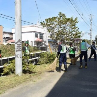 本田組が鳥取公園通の歩道緑地帯を草刈り【釧路市】(2025-09-10)