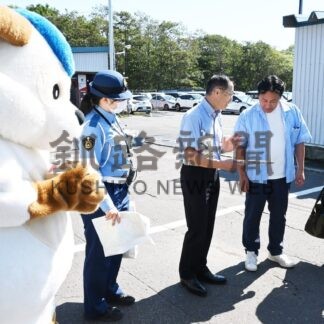 旅行者に安全運転呼び掛け　空港前で合同啓発、釧根地区レンタカー協会と釧路署【釧路市】(2025-09-15)