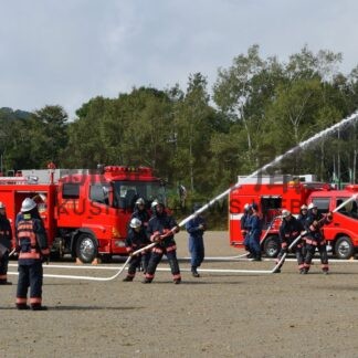 一斉放水実施、訓練の成果披露　鶴居消防団など秋季演習【鶴居村】(2025-09-17)