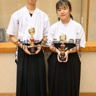 石塚（釧湖陵２年）　吉田（釧北陽２年）Ｖ　弓道釧根支部新人大会　北大会制覇へ闘志(2025-09-17)