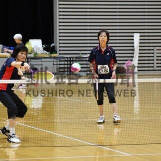 多様な技術で白熱ラリー　ミニテニス釧路地方大会、釧根、各地から８２人【釧路市】(2025-09-19)