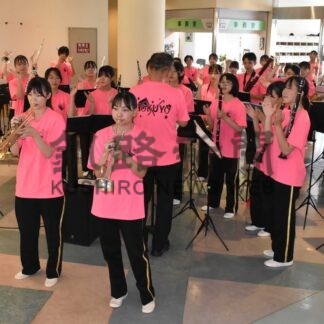 演奏で元気と笑顔届ける　釧路北陽高吹奏楽局、はるとりの里を訪問【釧路市】(2025-09-21)