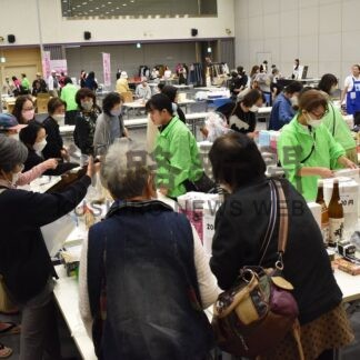 お目当ての品物 家族連れら購入　チャリティーバザー【釧路市】(2025-09-25)