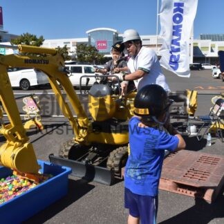 乗車体験に子供ら笑顔　建設業協会がフェスタ【釧路市】(2025-09-28)