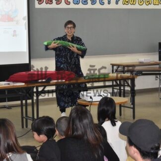 紙芝居や手遊び楽しむ　さいとうさん絵本ライブ【根室市】(2025-10-01)