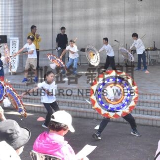 児童、傘踊り披露　コア鳥取まつり【釧路市】(2025-10-01)