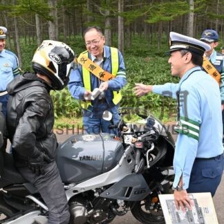 安全運転「事故を鮭よう」　　ライダーに鮭とばで啓発【標津町】(2025-10-02)