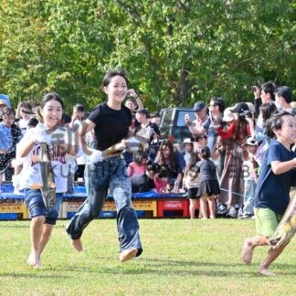 サケと格闘 ゴール目指す　まつりで食とイベント楽しむ【標津町】(2025-10-03)