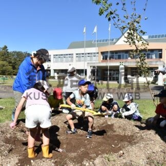 川湯小児童、開校１００周年記念しイタヤカエデ植樹【弟子屈町】(2025-10-05)